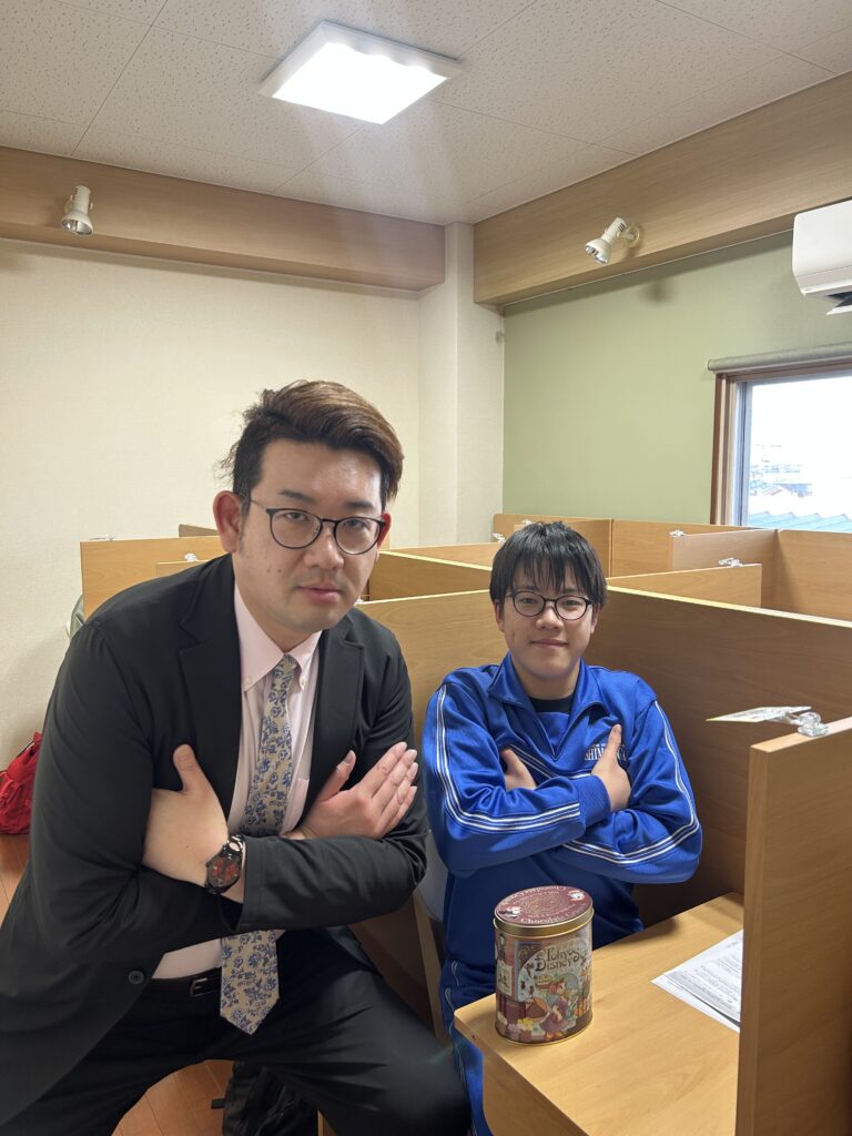 生徒から修学旅行のお土産をもらった様子です。