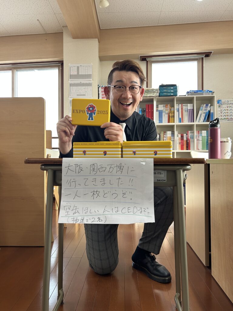 旅行に行ったお土産を教室で配っている様子です。