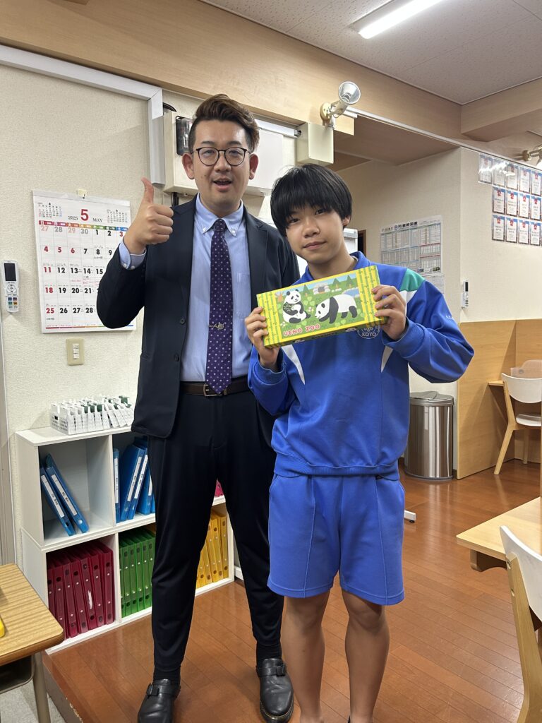 生徒から修学旅行のお土産をもらった様子です。