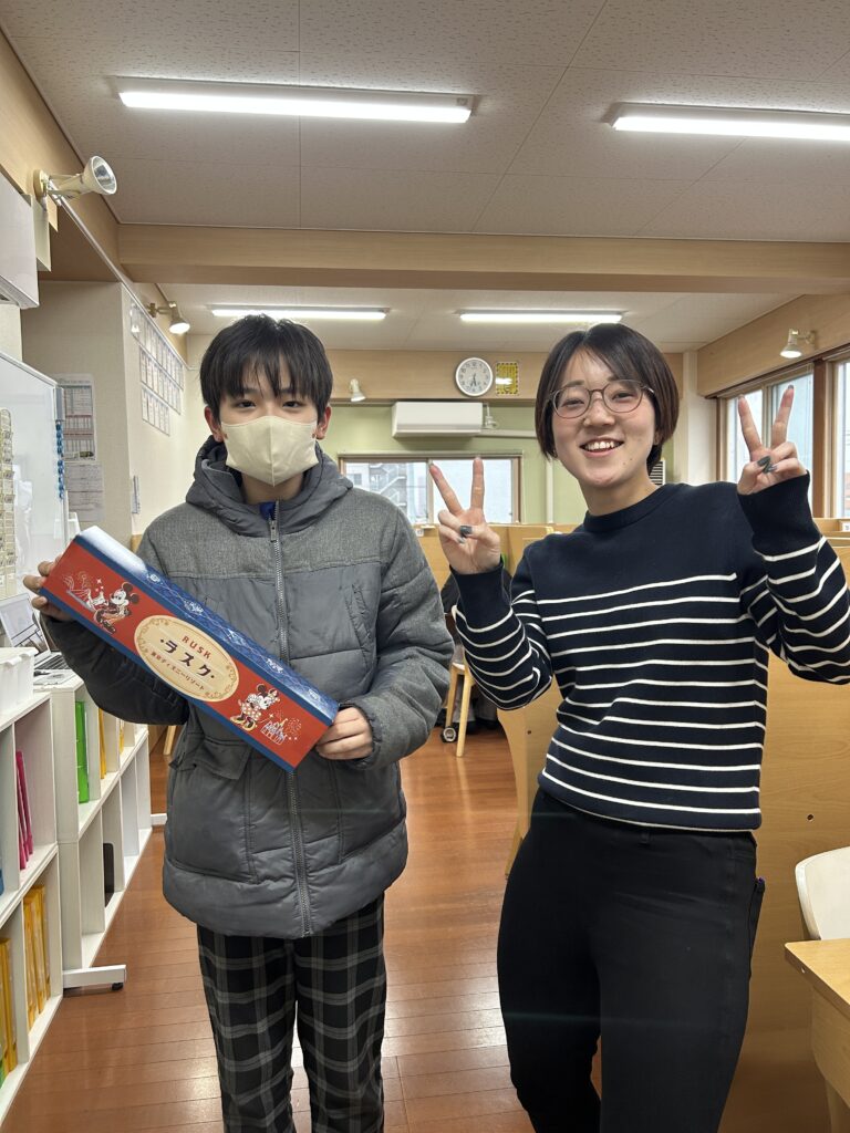 生徒から修学旅行のお土産をもらった様子です。