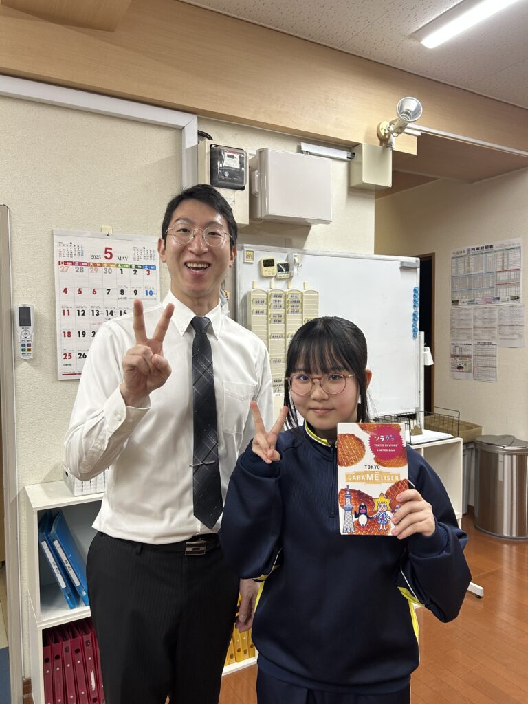 生徒から修学旅行のお土産をもらった様子です。