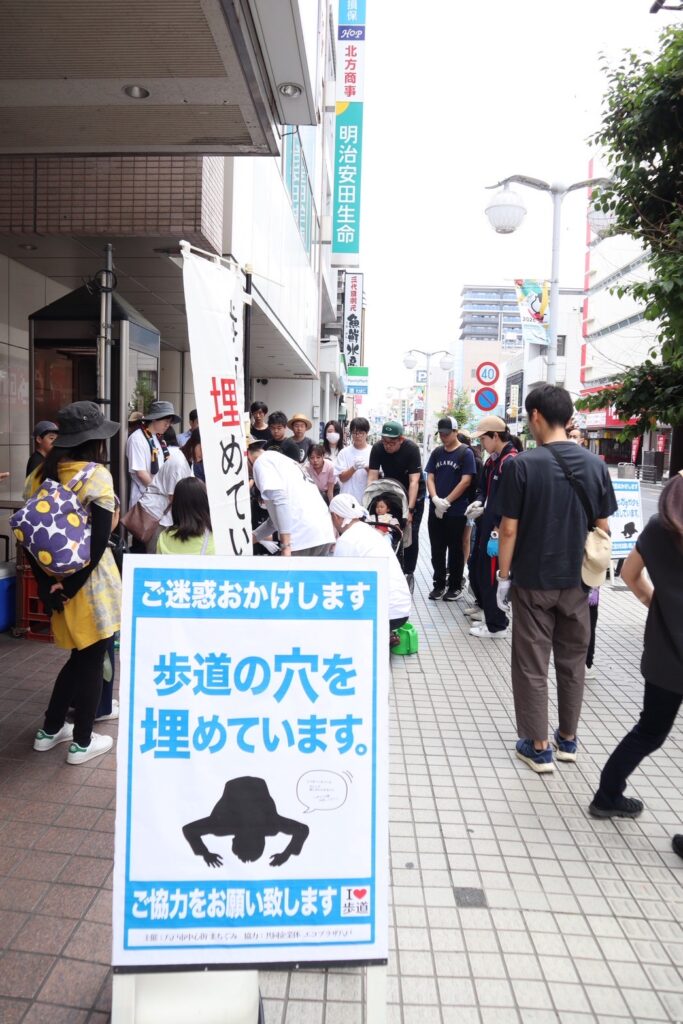 中心街の歩道を直すワークショップの様子です。