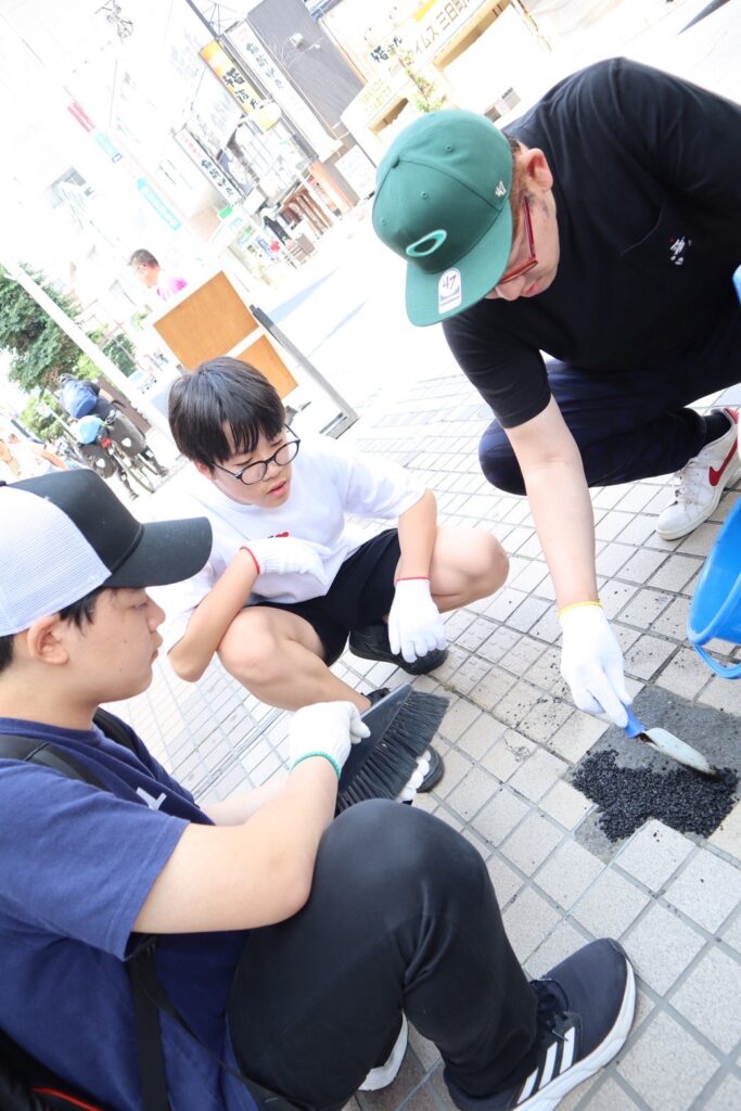 中心街の歩道を直すワークショップの様子です。