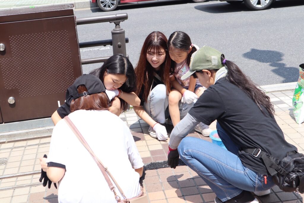 中心街の歩道を直すワークショップの様子です。
