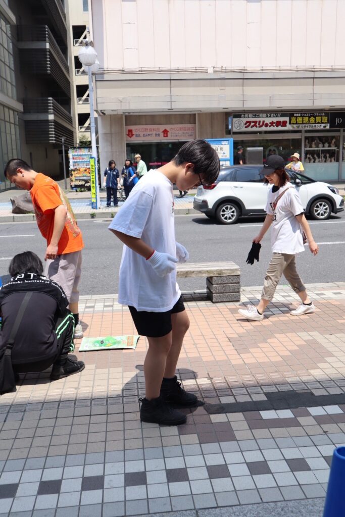 中心街の歩道を直すワークショップの様子です。