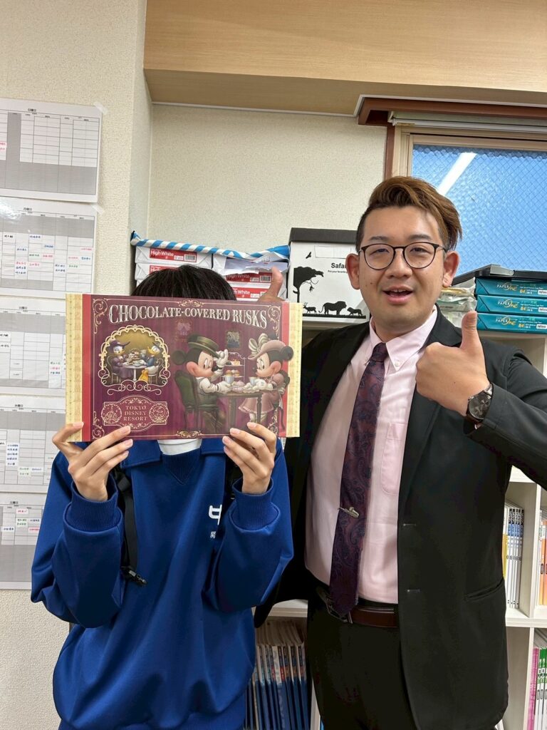 生徒から修学旅行のお土産をもらった様子です。