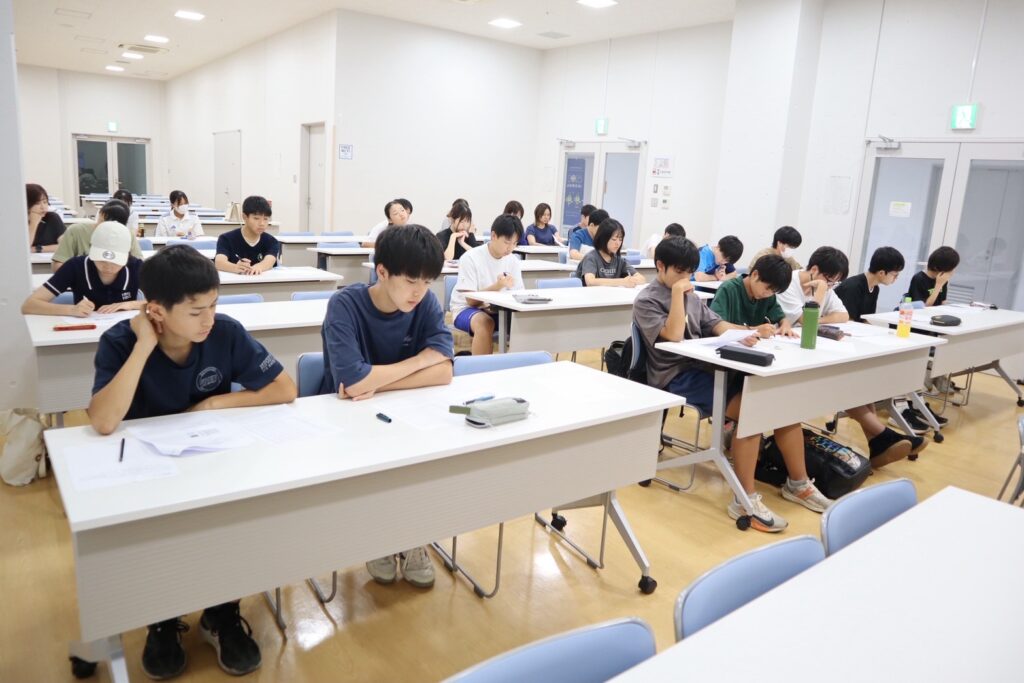 知ってるようで知らないリアルな高校生活のワークショップ様子です。
