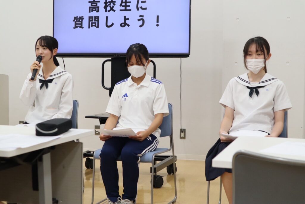 知ってるようで知らないリアルな高校生活のワークショップ様子です。
