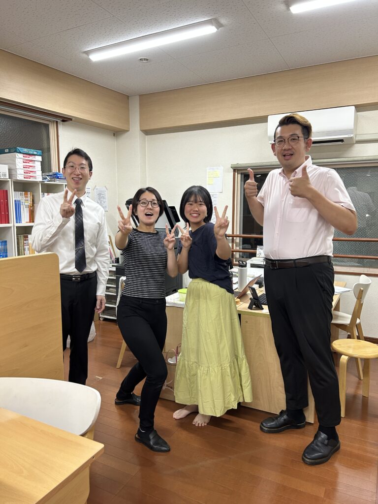 卒塾生が訪問に来てくれた様子です。
