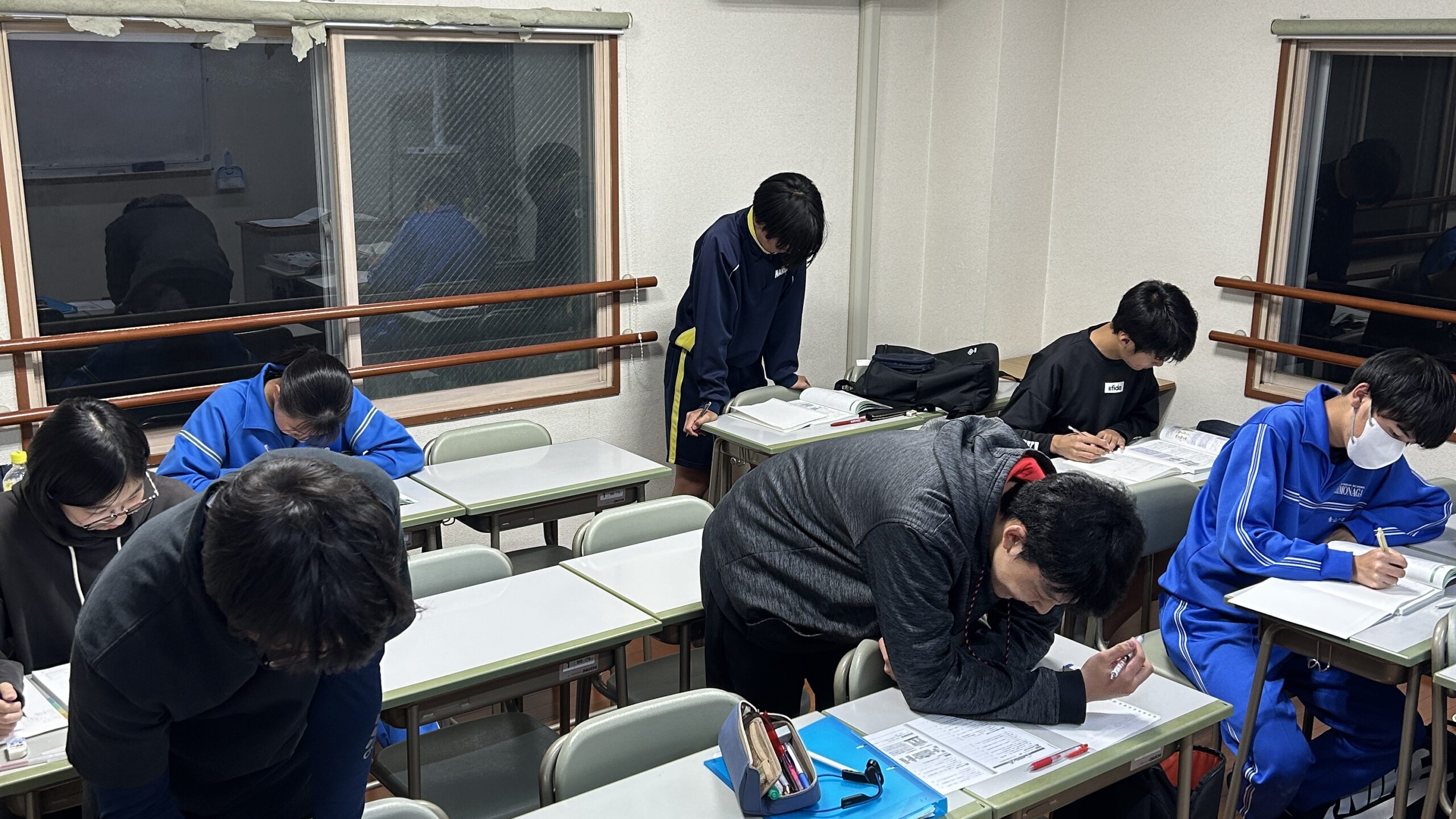 なぜ彼らは立っているのか。