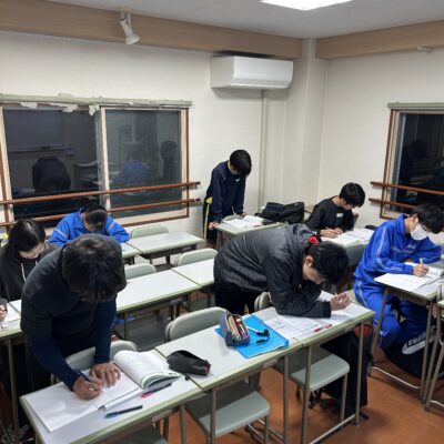 なぜ彼らは立っているのか。